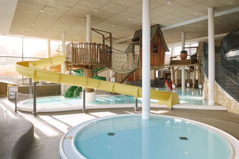 Hallenbad mit Babybecken, Kinderrutsche und Kletterturm